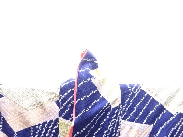  読本に草花模様小紋着物（重ね衿付き）